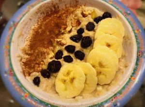 Una foto de Gachas de avena con banana, porridge al microondas en 1:30 minutos. saludable y súper fácil!