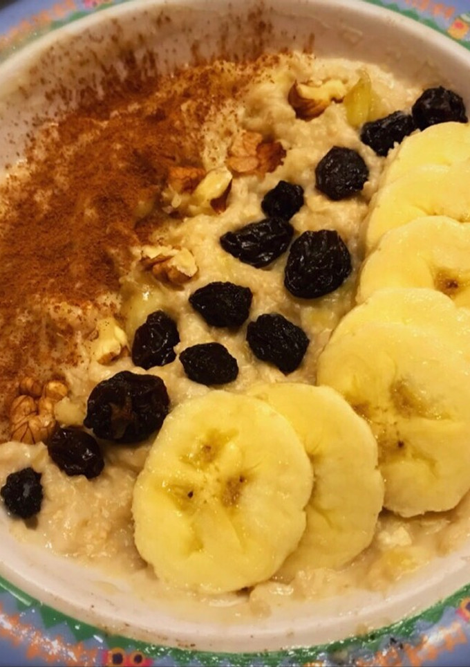 Una foto de Gachas de avena con banana, porridge al microondas en 1:30 minutos. saludable y súper fácil!