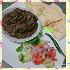 A picture of Palak Chicken With Nan.