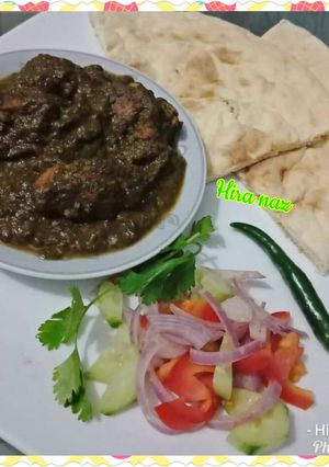 A picture of Palak Chicken With Nan.