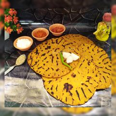 A picture of Maharashtrian thali / Dhapate.