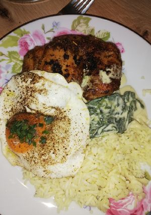 Fűszeres csirkefelsőcomb rizzsel, tejszínes spenóttal recept fotója