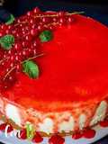 Tarta mousse de yogur griego con coulis de fresas