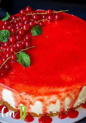 Una foto de Tarta mousse de yogur griego con coulis de fresas