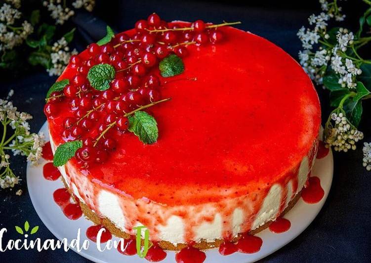 Tarta mousse de yogur griego con coulis de fresas