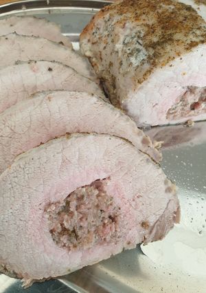 Zdjęcie przepisu Schab nadziewany białą kiełbasa i chrzanem.