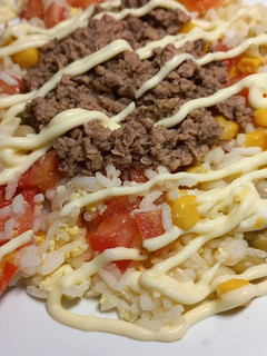 Una foto de Ensalada de Arroz con Atún, Choclo, Arvejas y Tomate