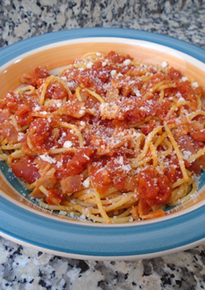 Una foto de Espaguetis a la amatriciana o spaghetti all'Amatriciana