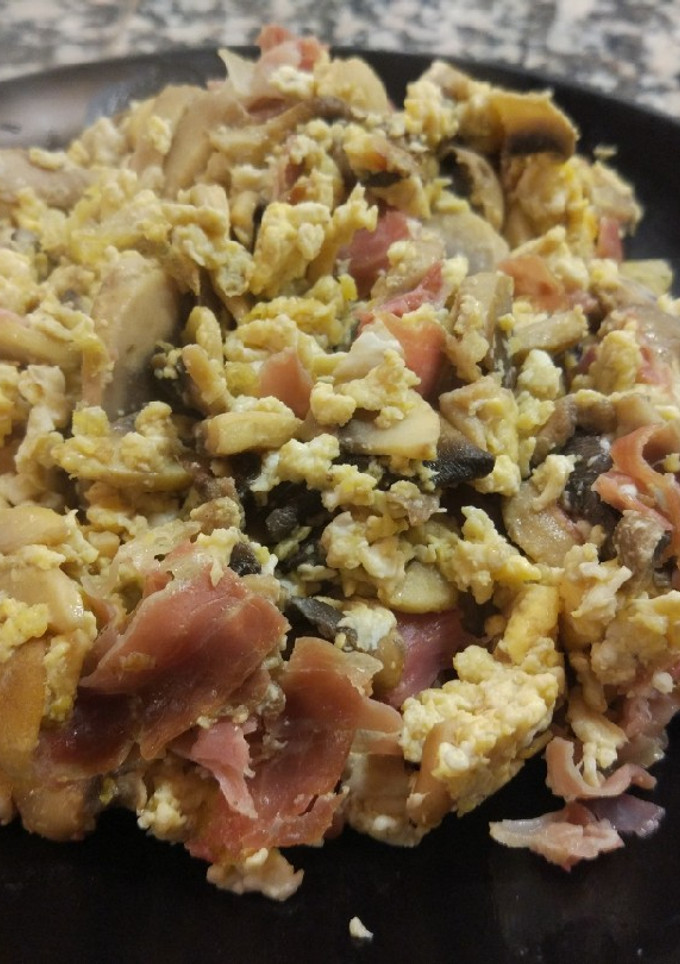 Una foto de Revuelto de champiñones con jamón serrano