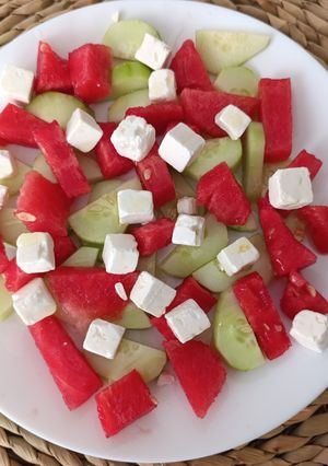 Una foto de Ensalada de sandía, pepino y queso feta