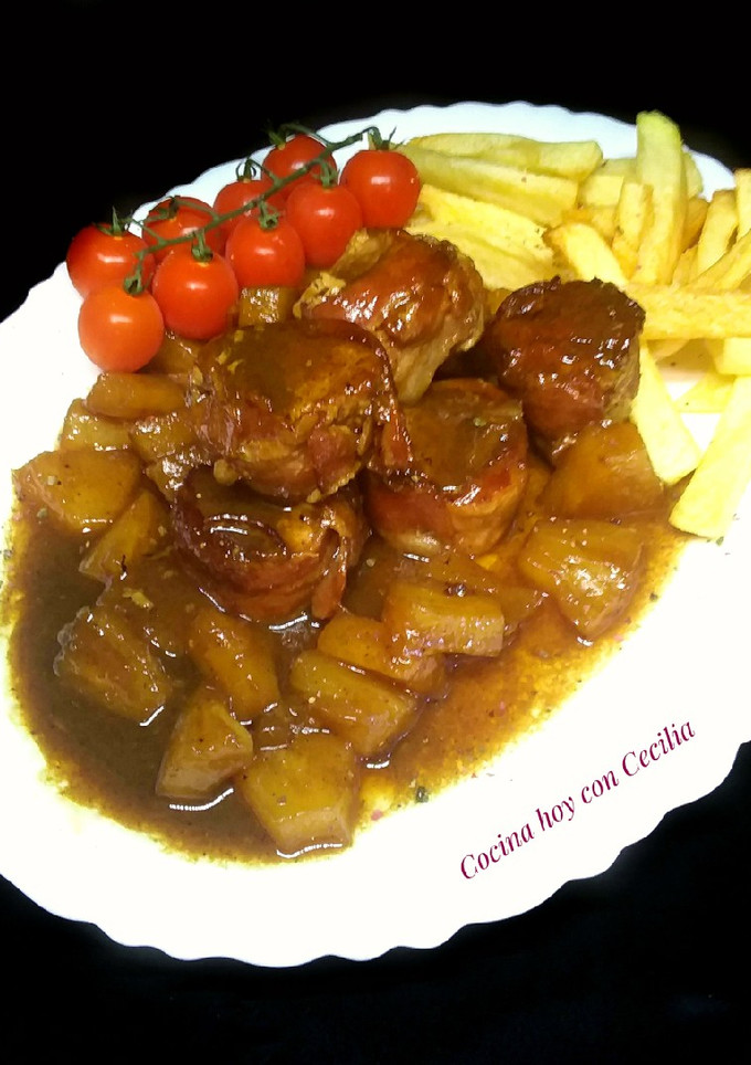 Una foto de Solomillo de cerdo con bacon y piña