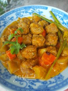 Hình của món Cà ri thịt viên.