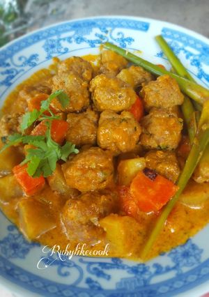 Hình của món Cà ri thịt viên.