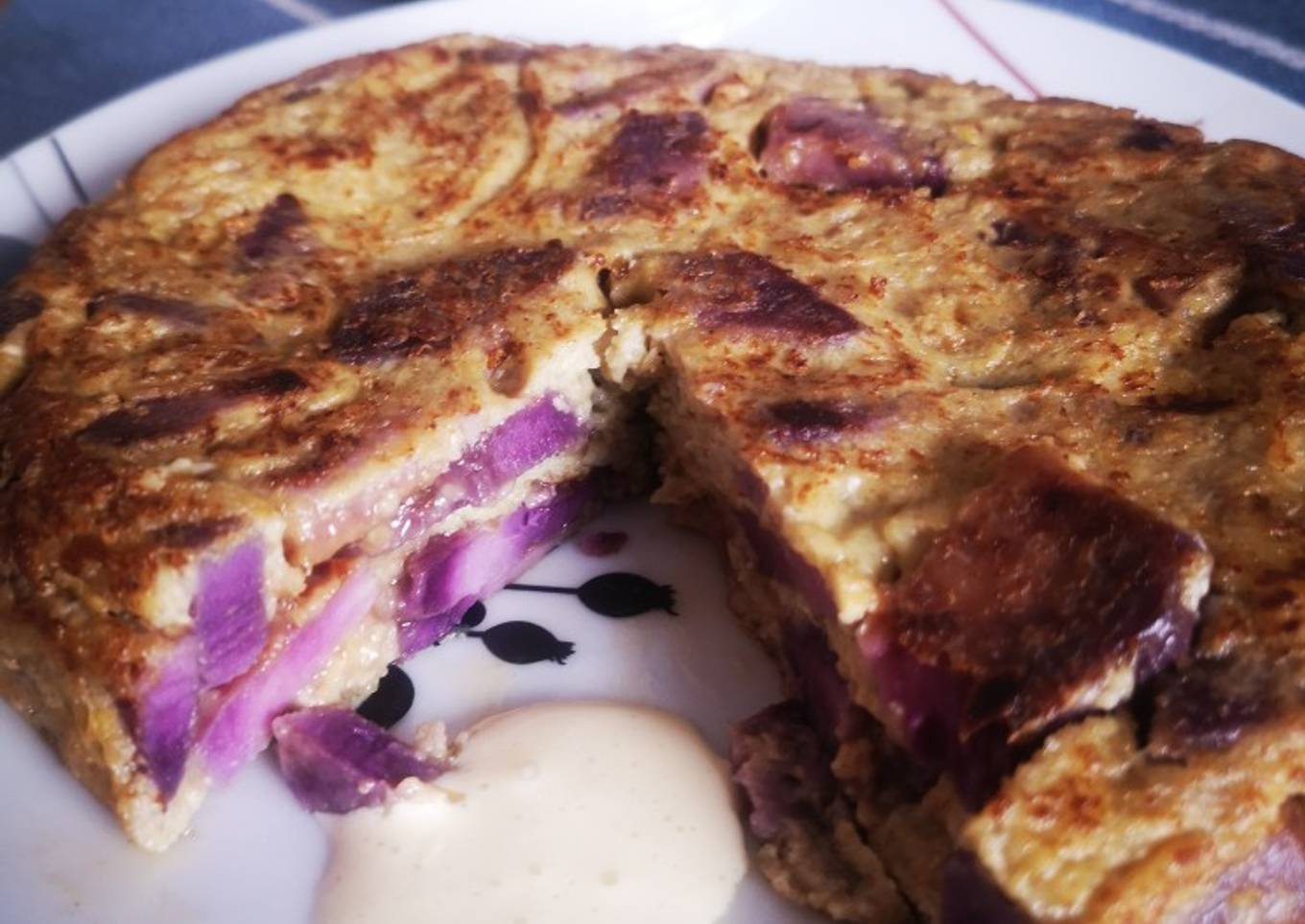 Tortilla de batata morada y alioli