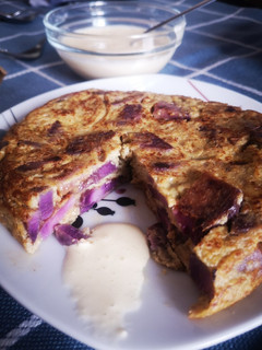 Una foto de Tortilla de batata morada y alioli