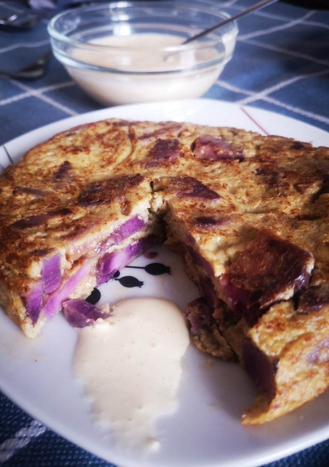 Una foto de Tortilla de batata morada y alioli