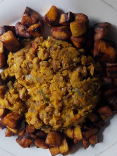 A picture of Porriage beans with fried plantain.