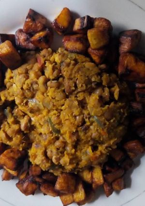 A picture of Porriage beans with fried plantain.