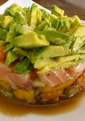 Una foto de Tártara de Salmón con mango y mandarina al estilo Sonorense