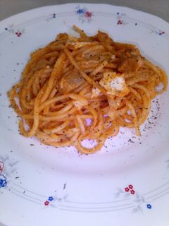 Una foto de Espagetti con panceta y atún