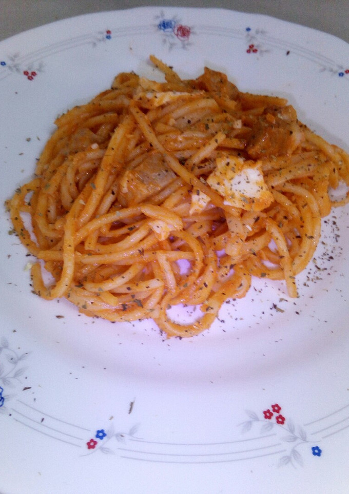 Una foto de Espagetti con panceta y atún