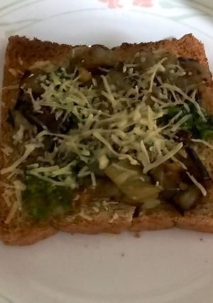 Una foto de Tostada con berenjena al ajillo