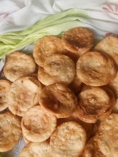 મઠરી(mathri recipe in gujarati) રેસીપી મુખ્ય ફોટો