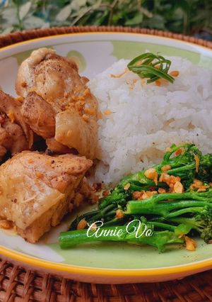 Hình của món Cơm gà nấu khoai tây và bông cải xào tỏi.