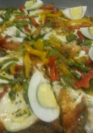 Una foto de Mugfin XL de espinaca cubierto com mozzarella y peperonata