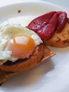 Una foto de Hamburguesas de salmón y merluza con huevo y pimientos