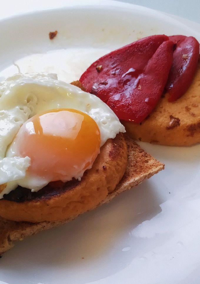 Una foto de Hamburguesas de salmón y merluza con huevo y pimientos
