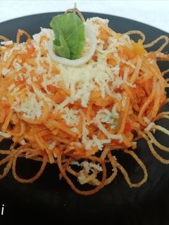 रेड ग्रेवी नूडल्स इन नूडल्स बास्केट (Red gravy noodles in noodles basket recipe in Hindi) रेसिपी मुख्य फोटो