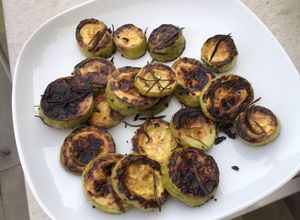 Une photo de Courgettes blanches grillées au romarin frais