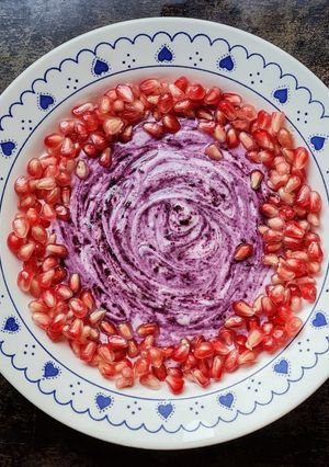 Una foto de Smoothie bowl de yogur casero enriquecido con proteína de suero de leche y fruta de estación 🥣