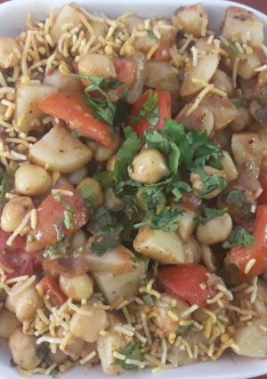 A picture of Chickpea chaat.