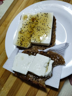 Una foto de Sándwich en pan masa madre integral