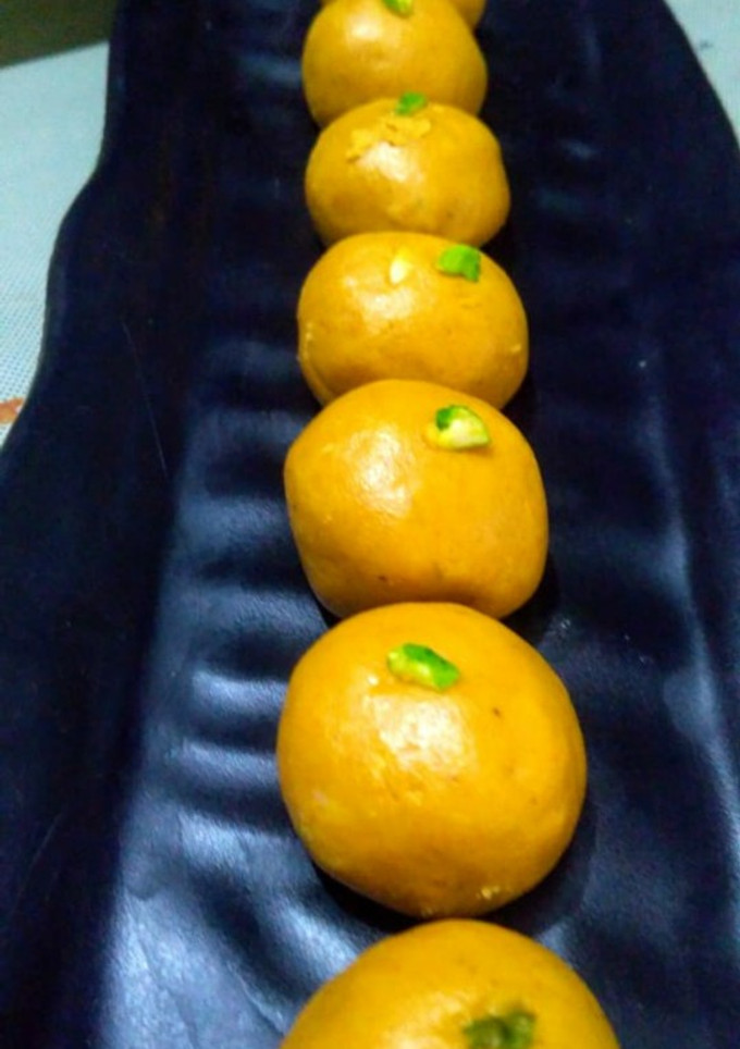 बेसन लड्डू (Besan ladoo recipe in hindi) रेसिपी मुख्य फोटो
