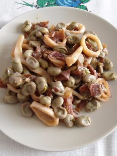 Una foto de Calamares con habas y jamón