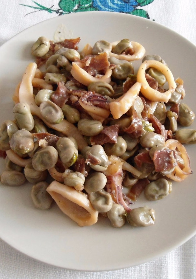 Una foto de Calamares con habas y jamón