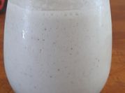 Una foto de batido de kiwi y leche