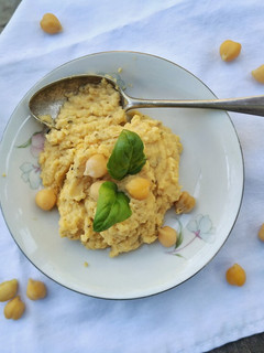 Una foto de Hummus de garbanzos suave 🥄