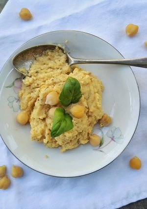 Una foto de Hummus de garbanzos suave 🥄