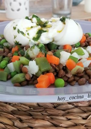Una foto de Ensalada de Lentejas, Verduras y Burrata