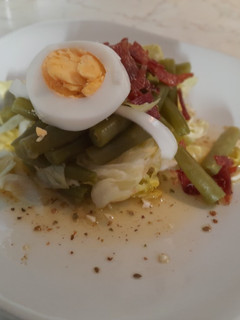 Una foto de Ensalada de judías verdes con crujiente de jamón