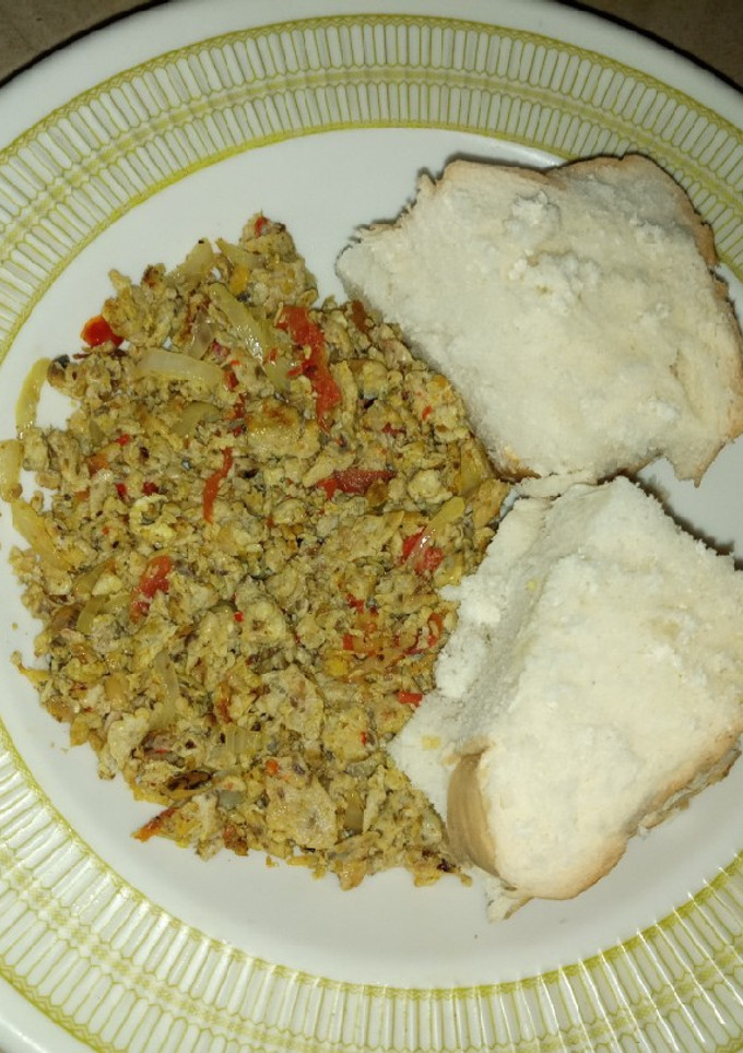 A picture of Scrambled egg n bread.
