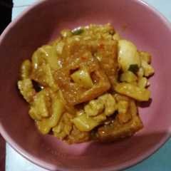 รูปของ Sambal krecek kentang, tempe telur