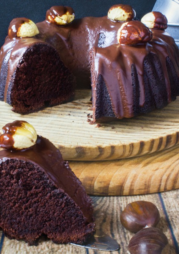 Una foto de Bundt cake de castañas y chocolate