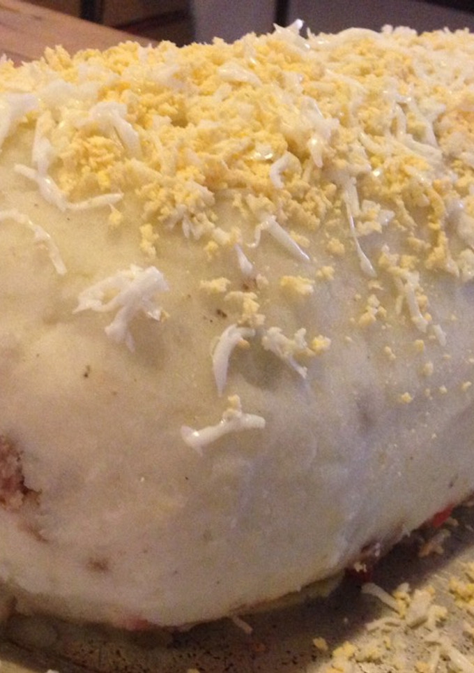 Una foto de Arrollado de papas relleno con carne, jamón, queso y huevos