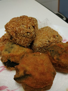 Una foto de Croquetas de txipirones en su tinta