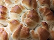 Una foto de relleno de fiambre para croissant